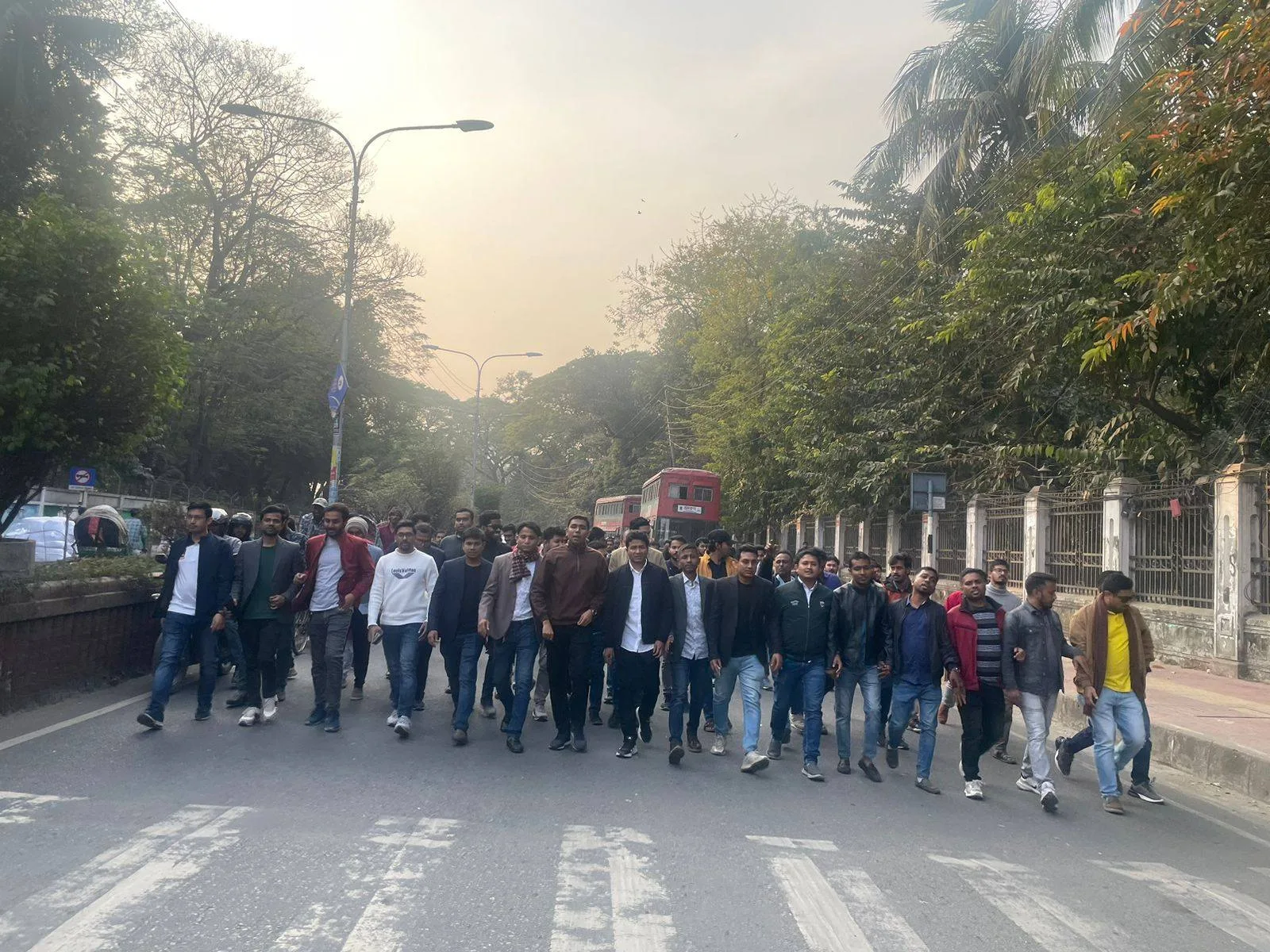 ডাকসু ও হল সংসদ সংস্কার প্রস্তাবনা জমা দিতে ঢাকা বিশ্ববিদ্যালয় ছাত্রদল রেজিস্টারে মহাদয়ের কাছে জমা দেয়ার আগে